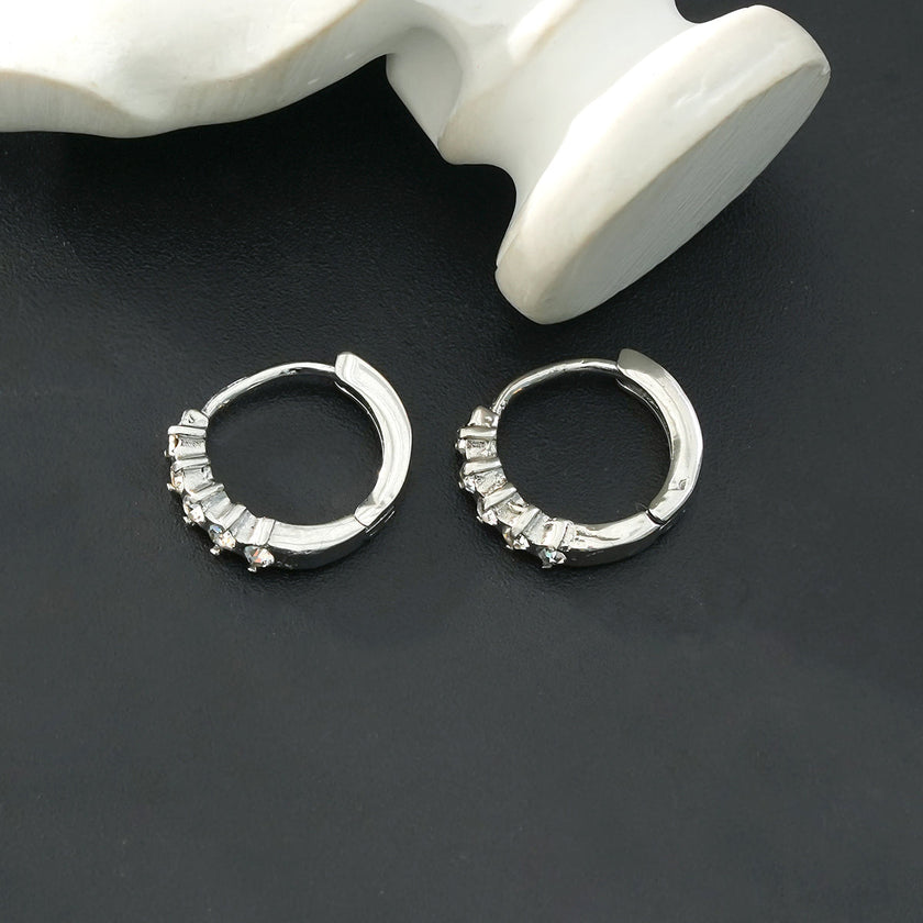 PORTREE : Mini boucle d'oreille classique à zircone incrustée en or blanc argenté.