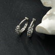 PORTREE : Mini boucle d'oreille classique à zircone incrustée en or blanc argenté.