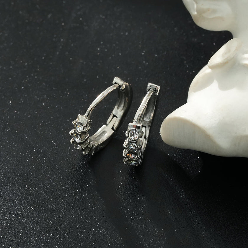 PORTREE : Mini boucle d'oreille classique à zircone incrustée en or blanc argenté.
