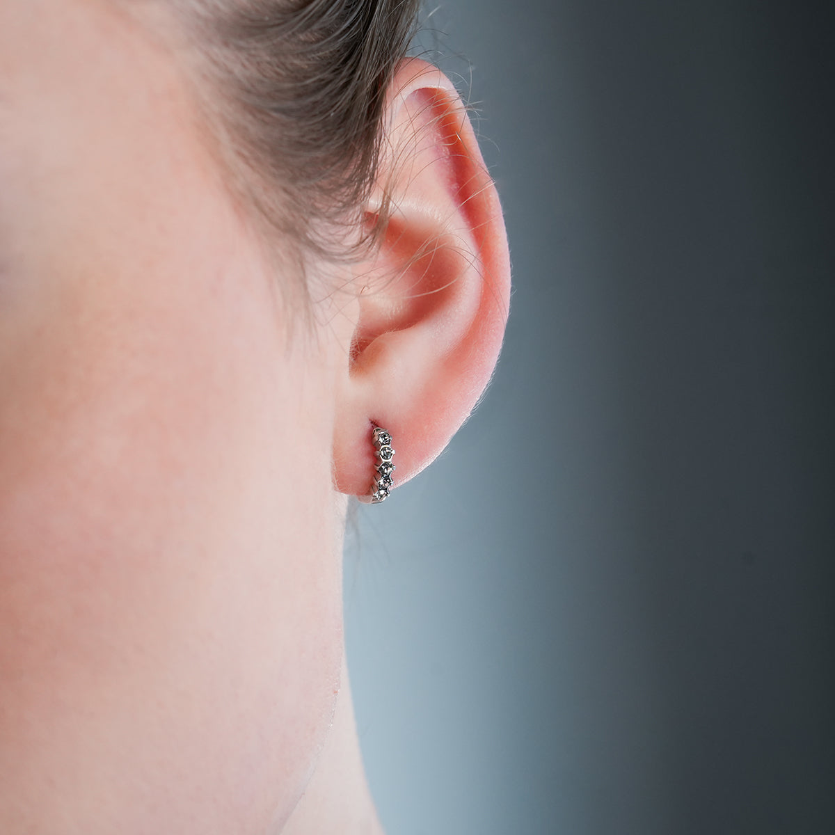 PORTREE : Mini boucle d'oreille classique à zircone incrustée en or blanc argenté.