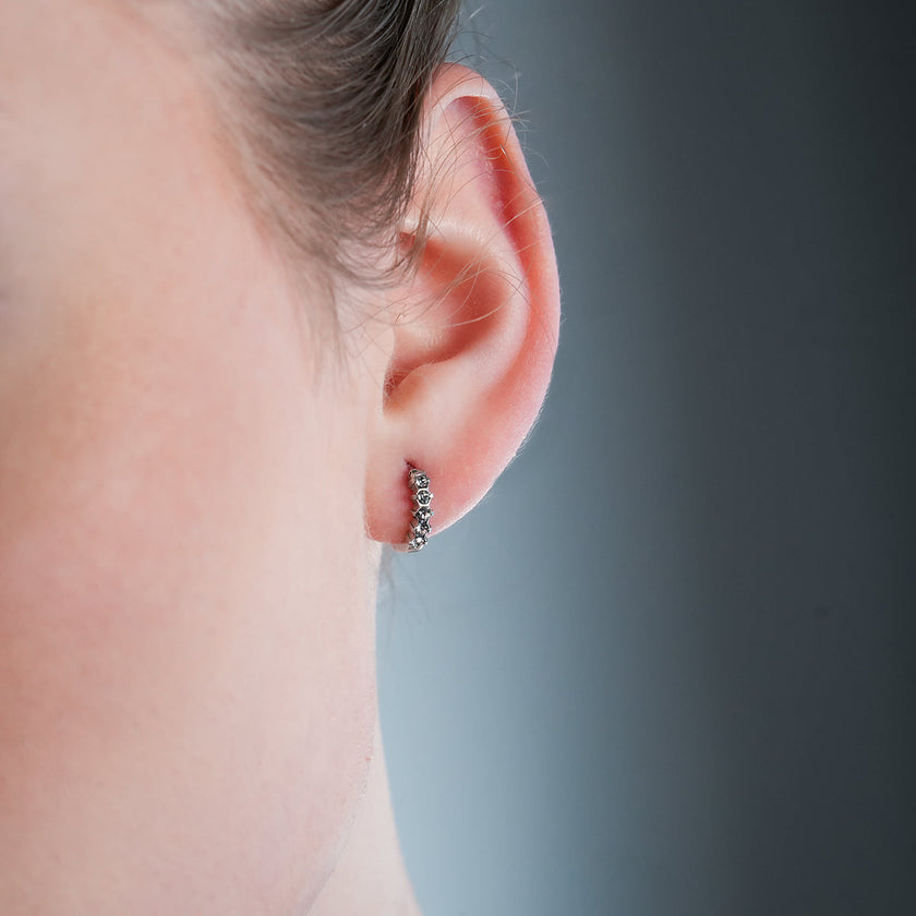 PORTREE : Mini boucle d'oreille classique à zircone incrustée en or blanc argenté.