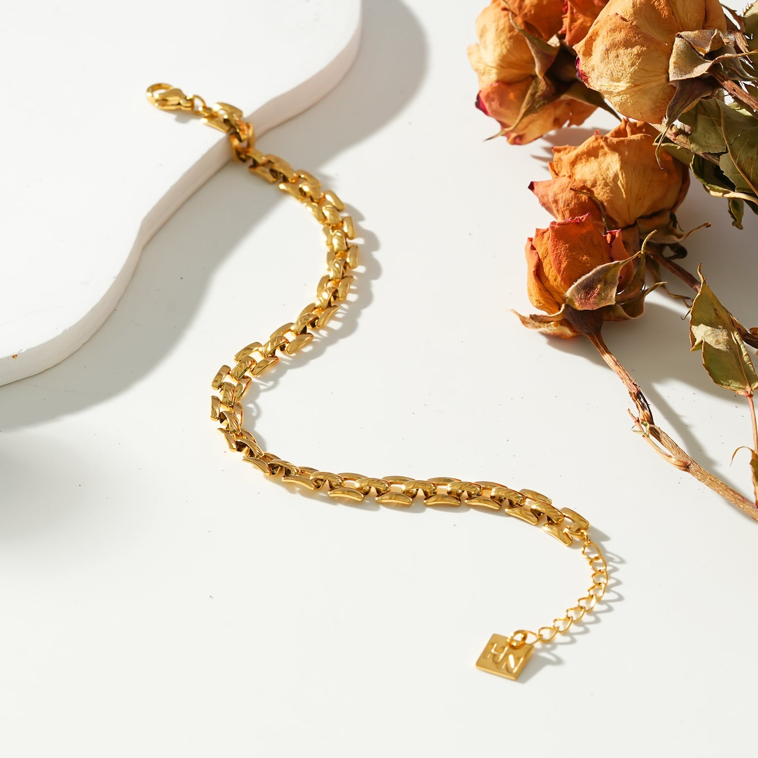 Style PROVINIA: Retro Watch Style Strap Bracelet in Gold