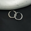 PURLEY : Boucles d'oreilles mini-cercles modernistes à texture riche, en or blanc (ton argenté)