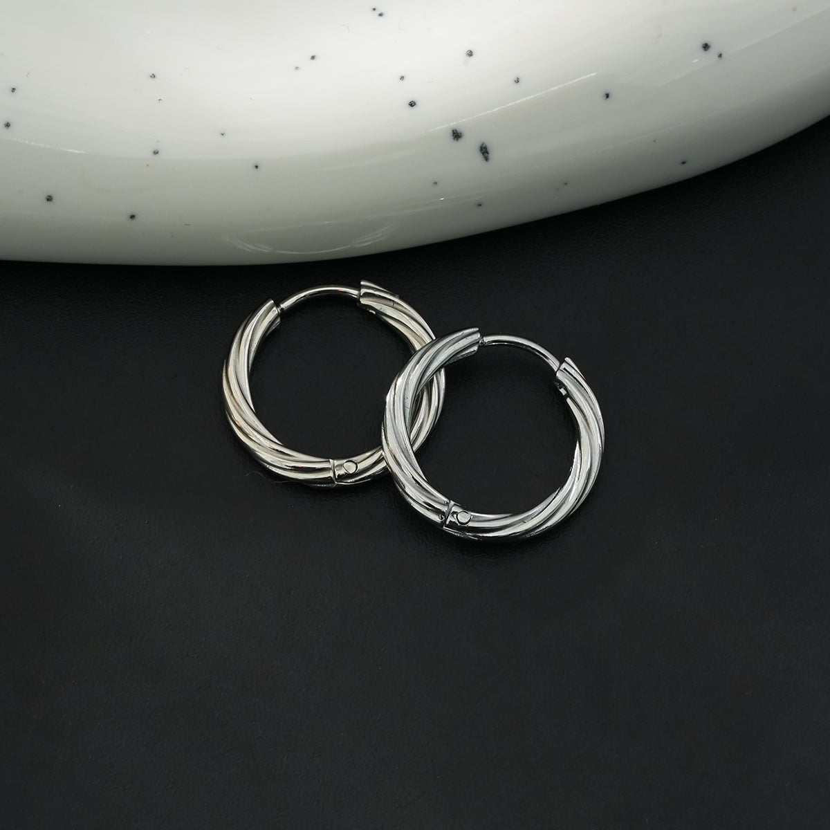 PURLEY : Boucles d'oreilles mini-cercles modernistes à texture riche, en or blanc (ton argenté)