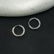 PURLEY : Boucles d'oreilles mini-cercles modernistes à texture riche, en or blanc (ton argenté)