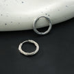 PURLEY : Boucles d'oreilles mini-cercles modernistes à texture riche, en or blanc (ton argenté)