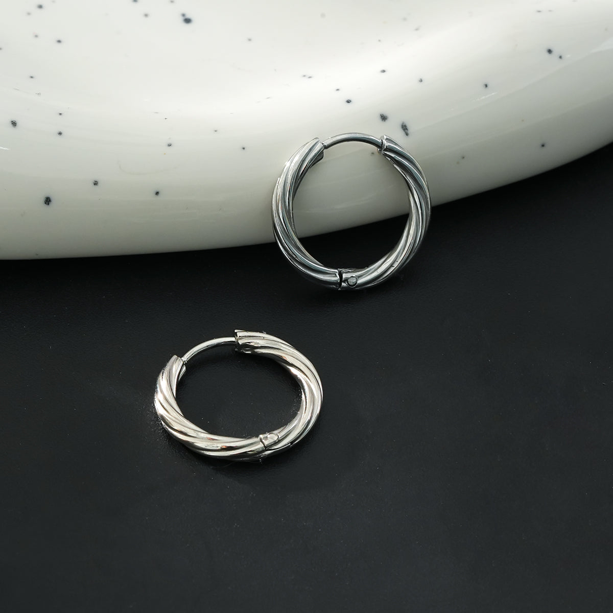 PURLEY : Boucles d'oreilles mini-cercles modernistes à texture riche, en or blanc (ton argenté)