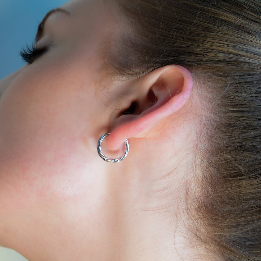 PURLEY : Boucles d'oreilles mini-cercles modernistes à texture riche, en or blanc (ton argenté)