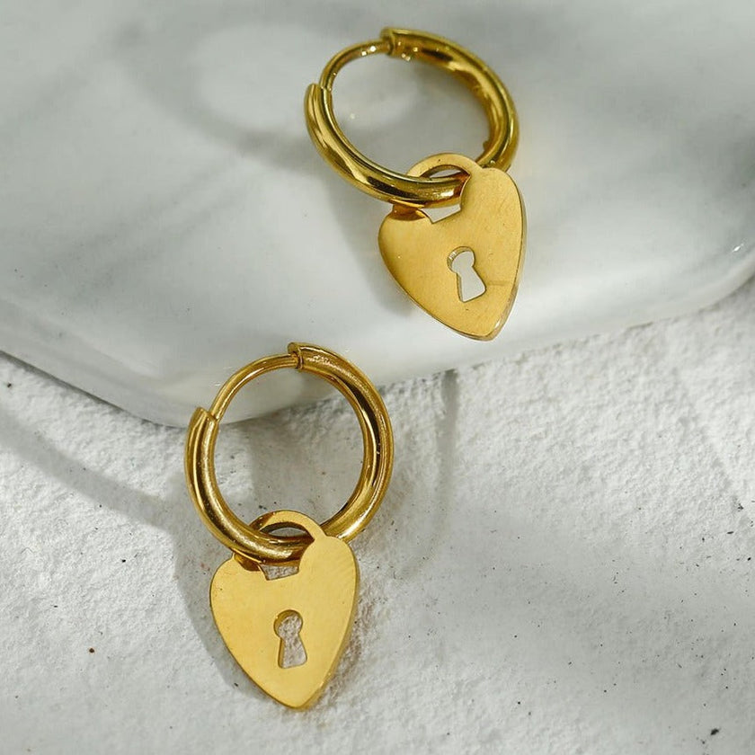 Boucles d'oreilles mini-cercles avec breloque en forme de cœur et de cadenas - Style PYAR en or.