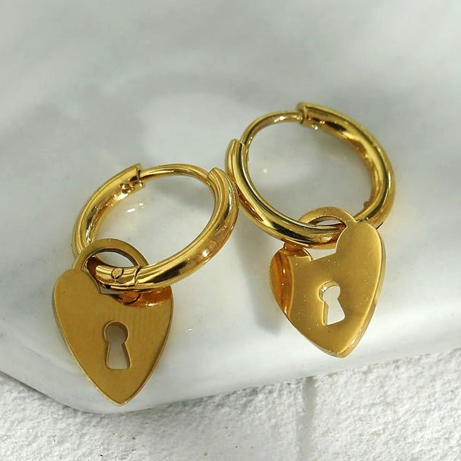 Boucles d'oreilles mini-cercles avec breloque en forme de cœur et de cadenas - Style PYAR en or.