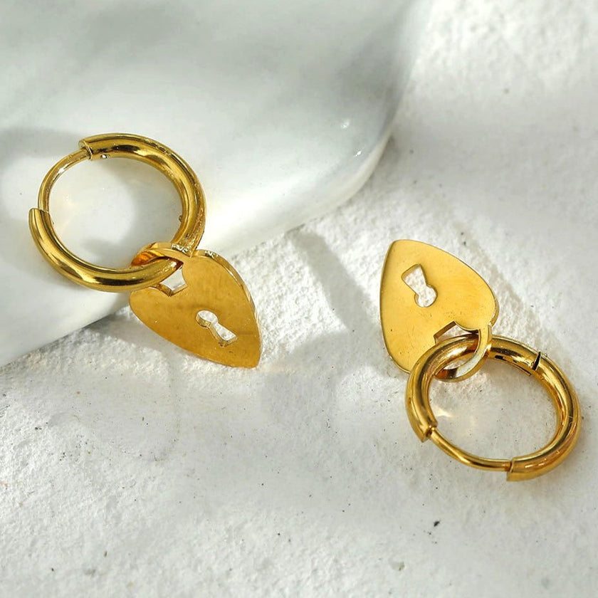 Boucles d'oreilles mini-cercles avec breloque en forme de cœur et de cadenas - Style PYAR en or.