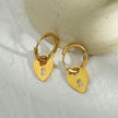 Boucles d'oreilles mini-cercles avec breloque en forme de cœur et de cadenas - Style PYAR en or.