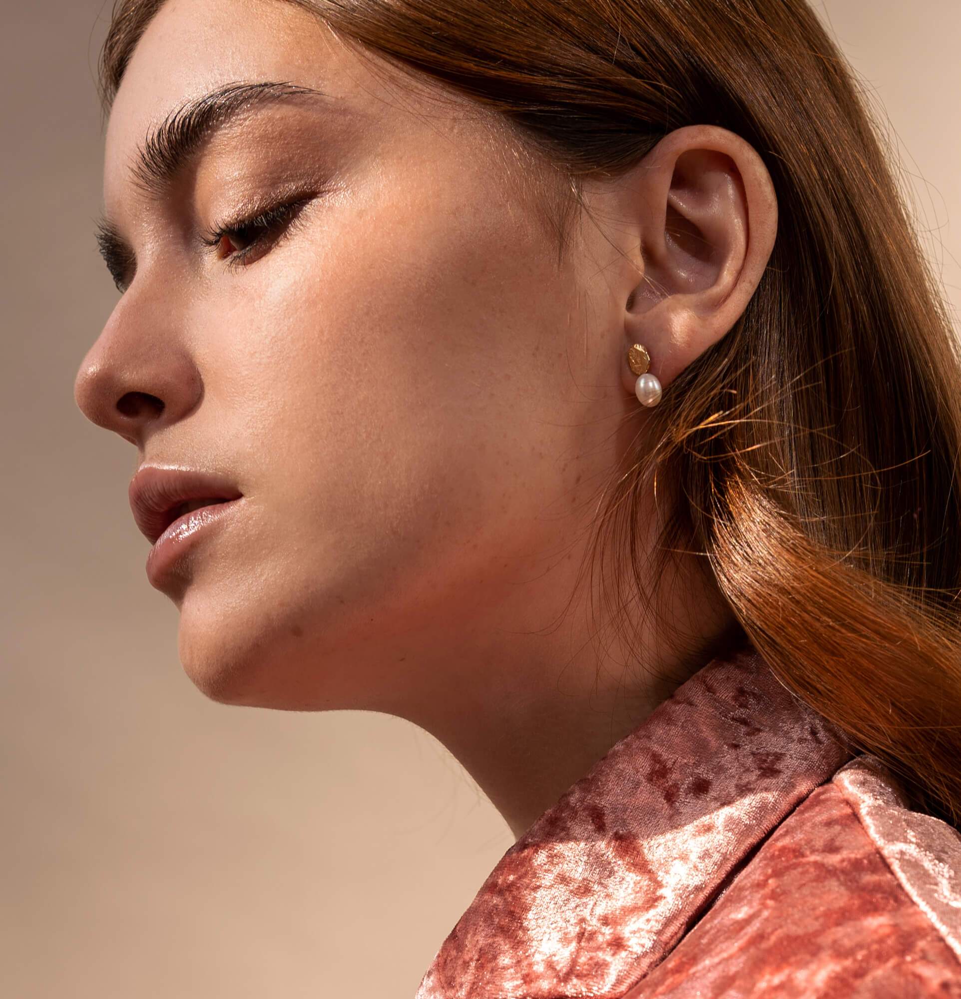 Élise avec grosses perles blanches - Boucles d'oreilles or martelées avec perle