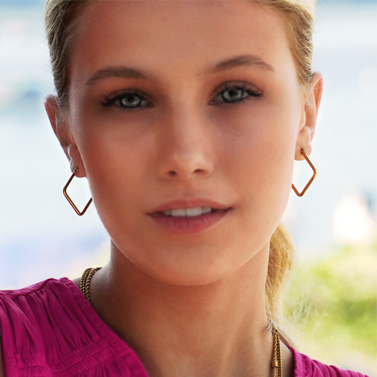 Boucles d'oreilles carrées REILYNN. En or et argent.