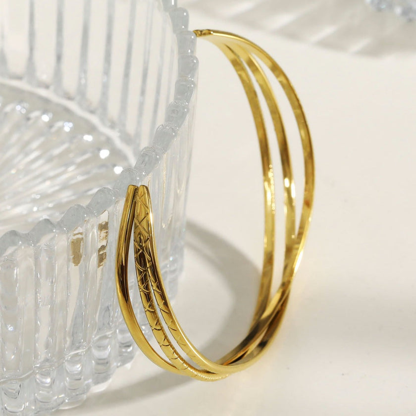 Style RENIE: Triple stacked Overpass Bracelet with Surface Notch Design