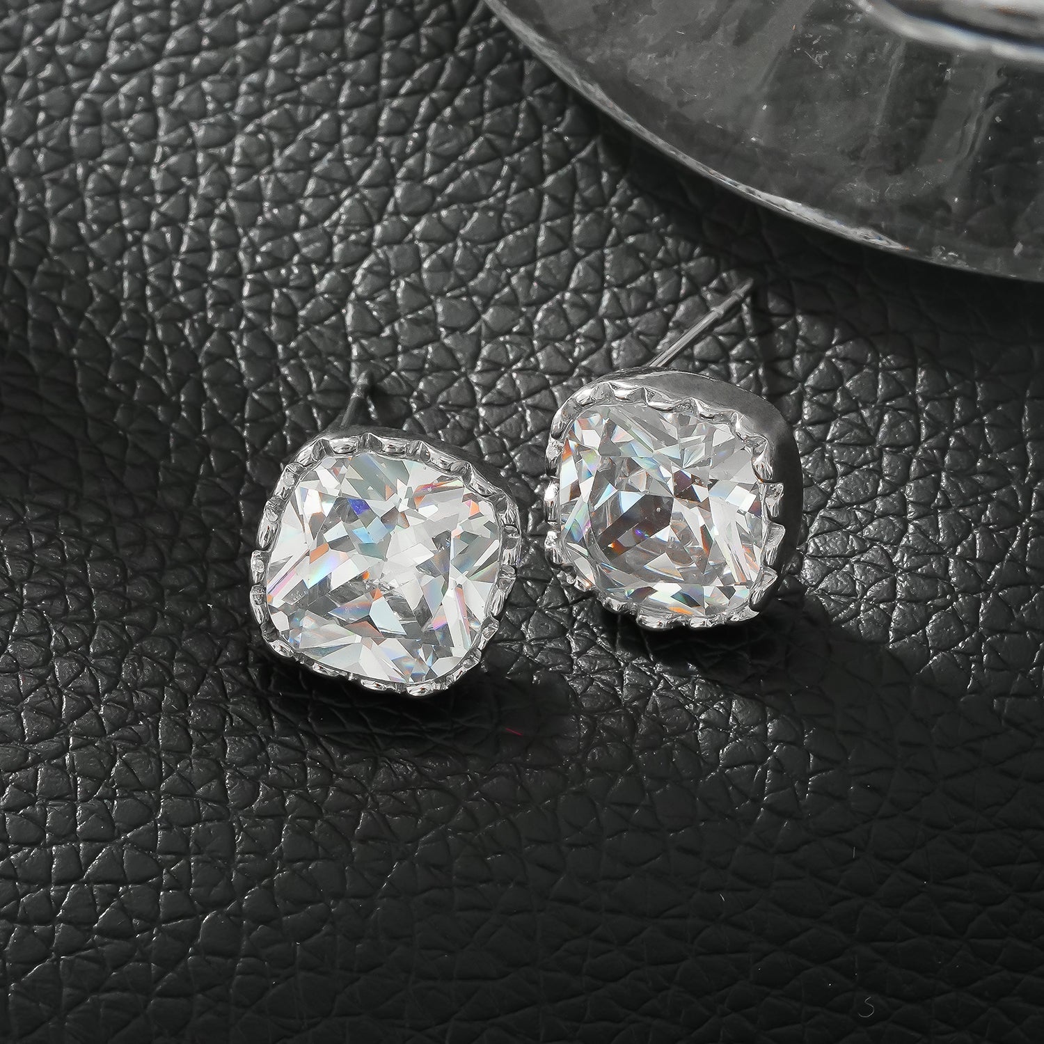 RICCA Silver : Boucles d'oreilles à porter au quotidien, ornées, en forme carrée, en moissanite (alternative au diamant).