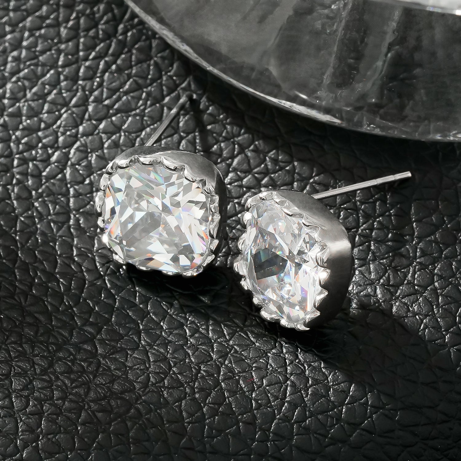 RICCA Silver : Boucles d'oreilles à porter au quotidien, ornées, en forme carrée, en moissanite (alternative au diamant).