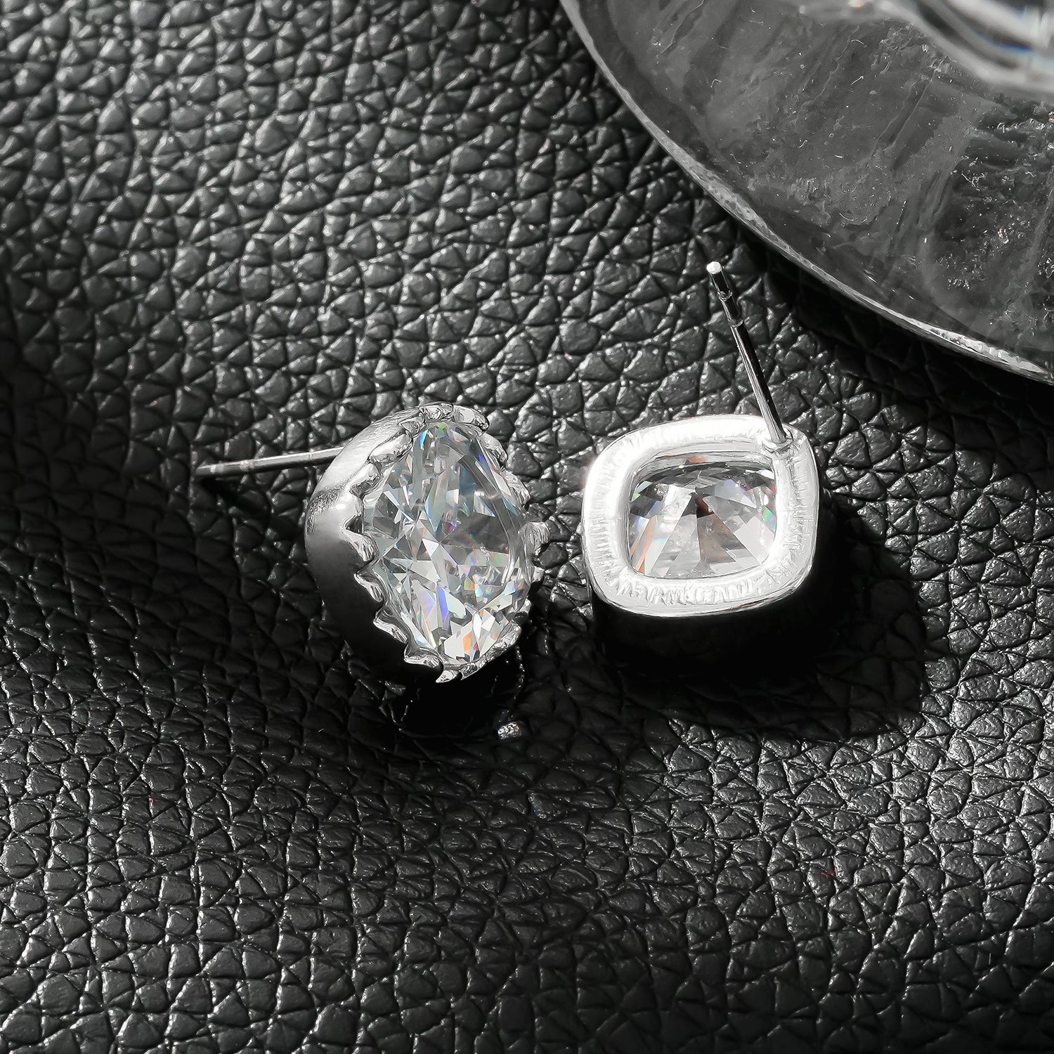 RICCA Silver : Boucles d'oreilles à porter au quotidien, ornées, en forme carrée, en moissanite (alternative au diamant).