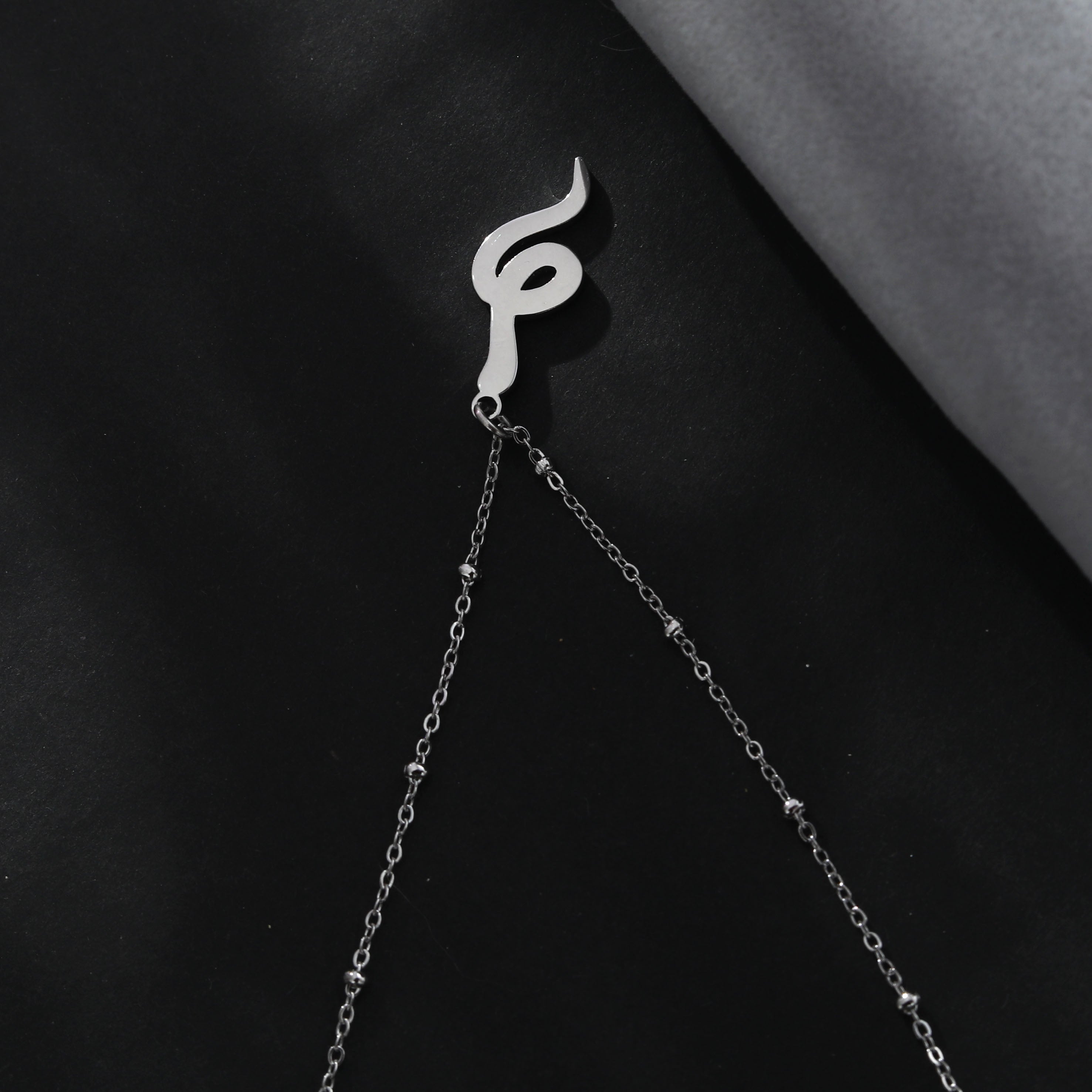 Collier RIHANNA à chaîne perlée avec pendentif serpent en zircone pavée, en argent.