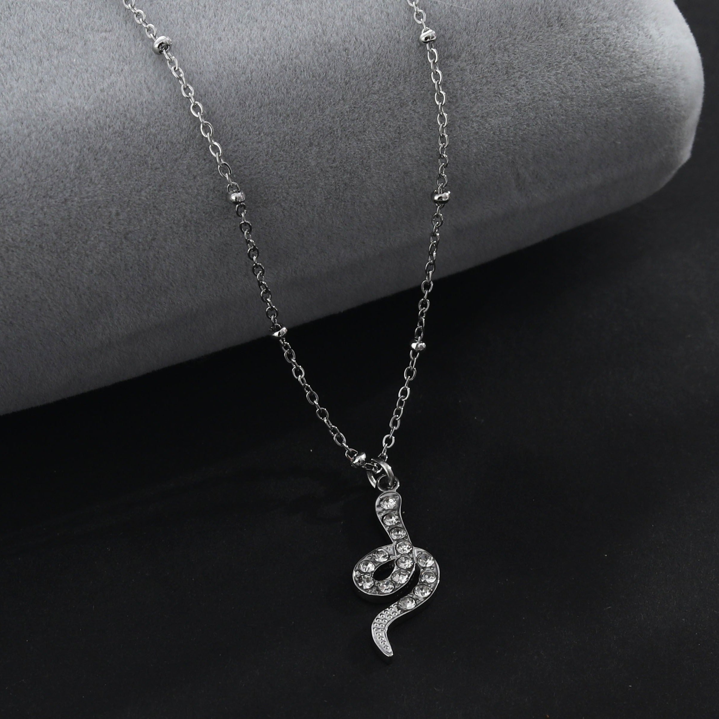 Collier RIHANNA à chaîne perlée avec pendentif serpent en zircone pavée, en argent.