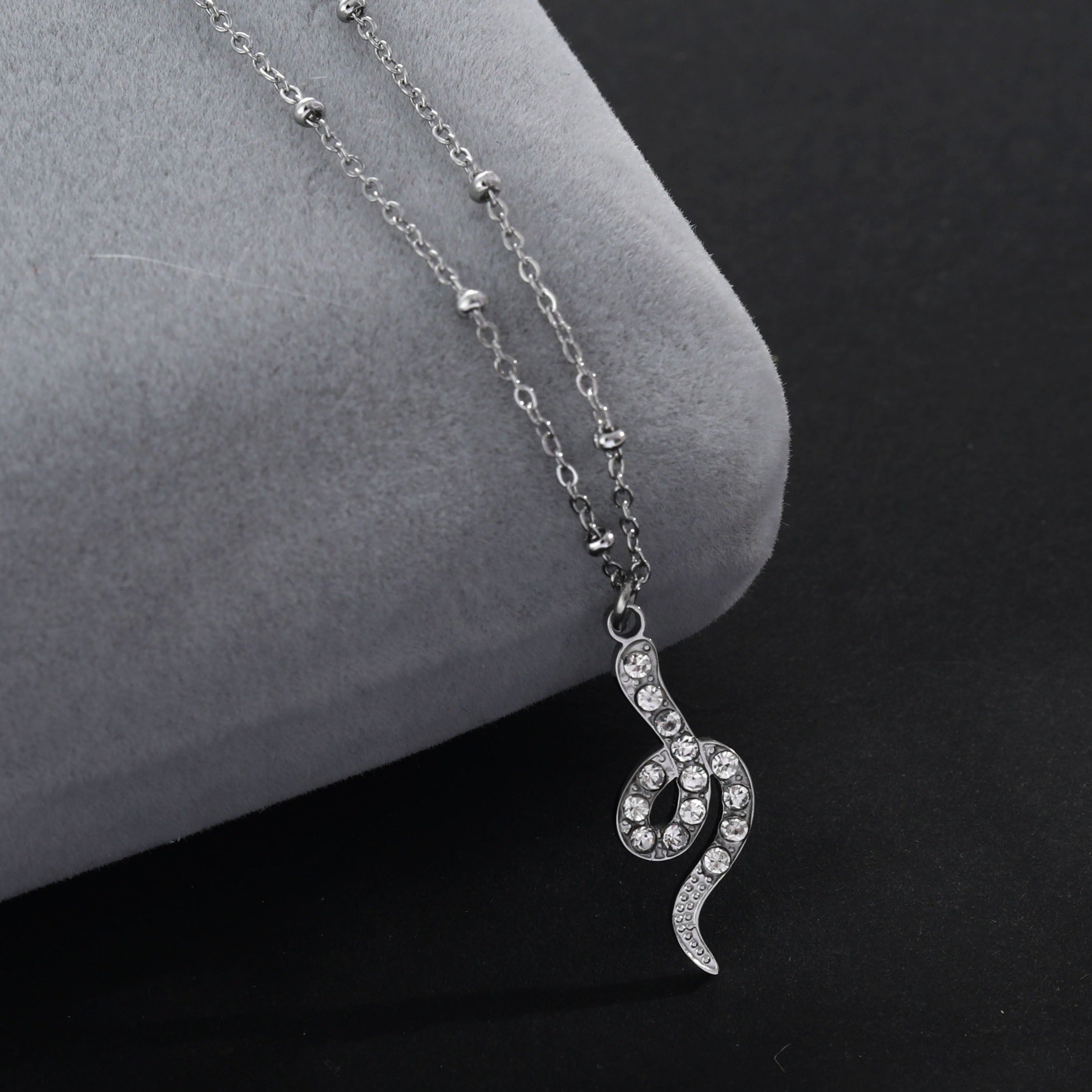 Collier RIHANNA à chaîne perlée avec pendentif serpent en zircone pavée, en argent.
