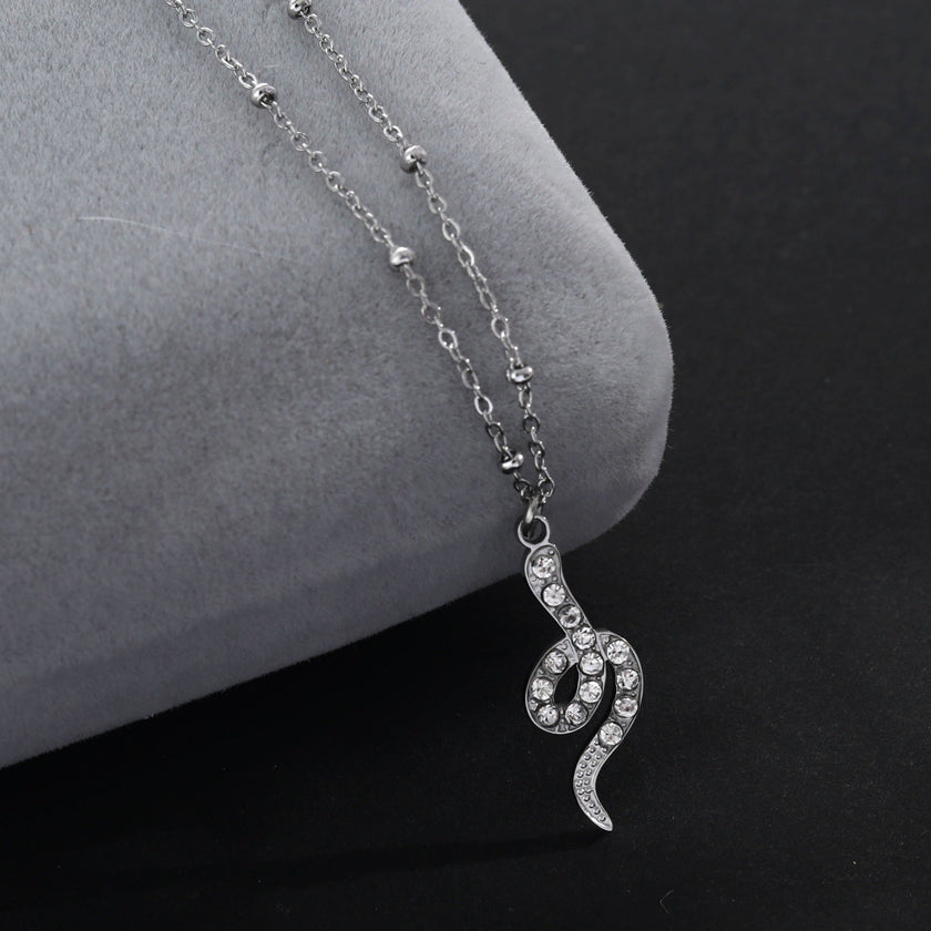 Collier RIHANNA à chaîne perlée avec pendentif serpent en zircone pavée, en argent.