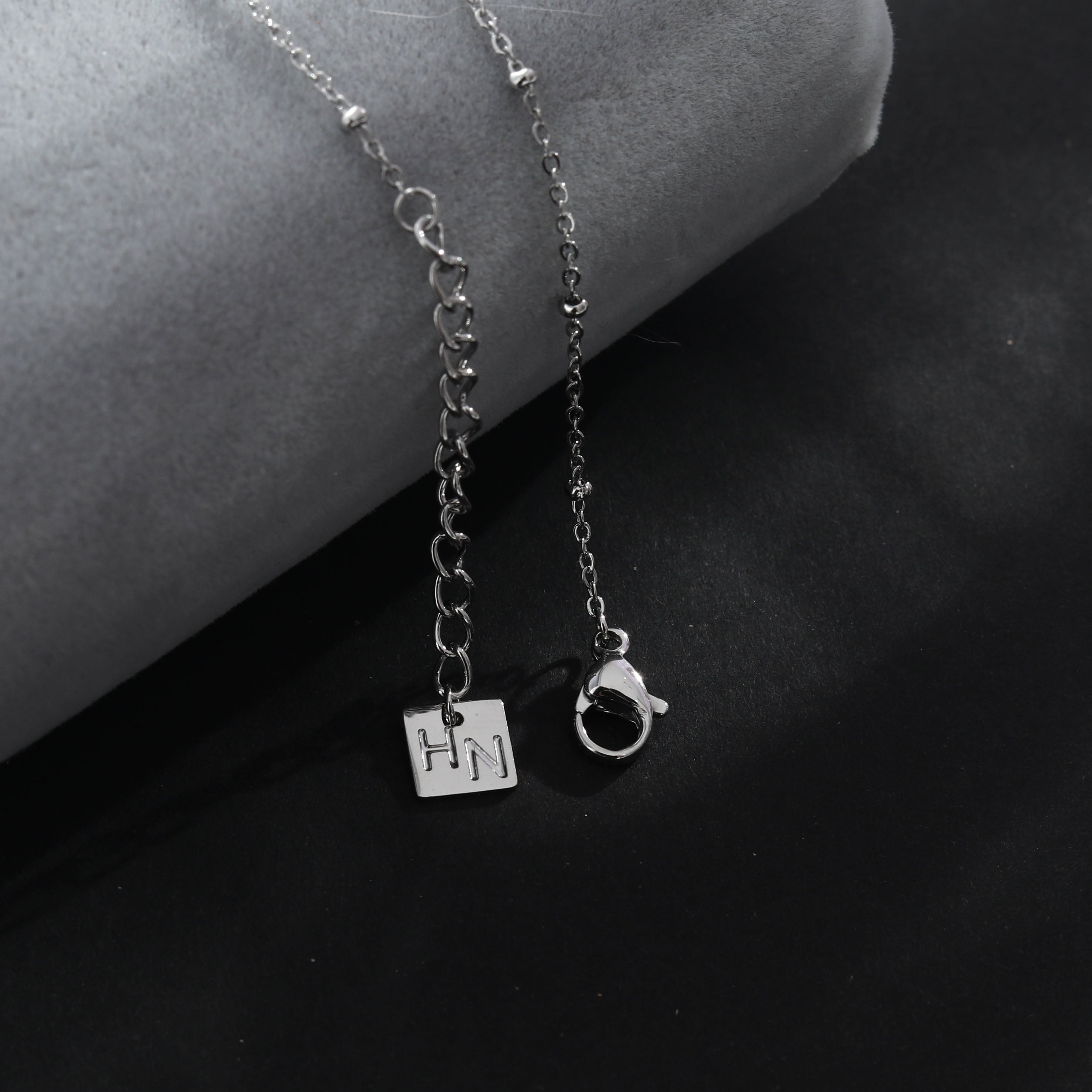 Collier RIHANNA à chaîne perlée avec pendentif serpent en zircone pavée, en argent.