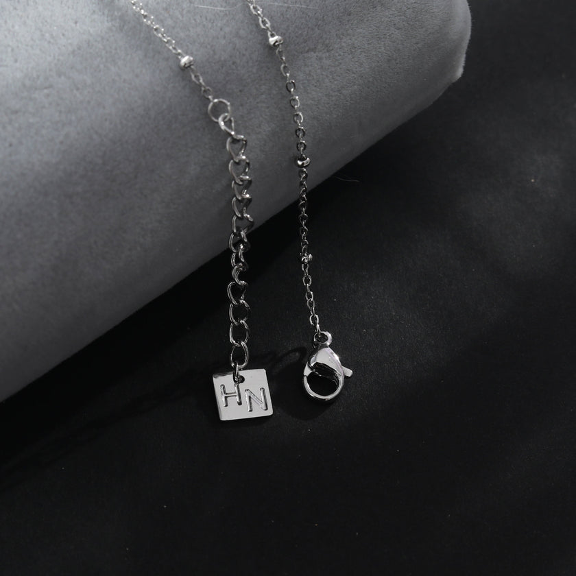 Collier RIHANNA à chaîne perlée avec pendentif serpent en zircone pavée, en argent.