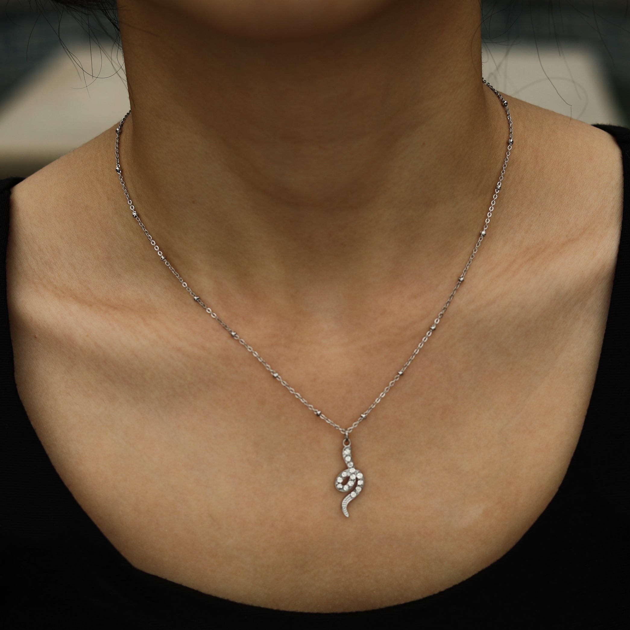 Collier RIHANNA à chaîne perlée avec pendentif serpent en zircone pavée, en argent.