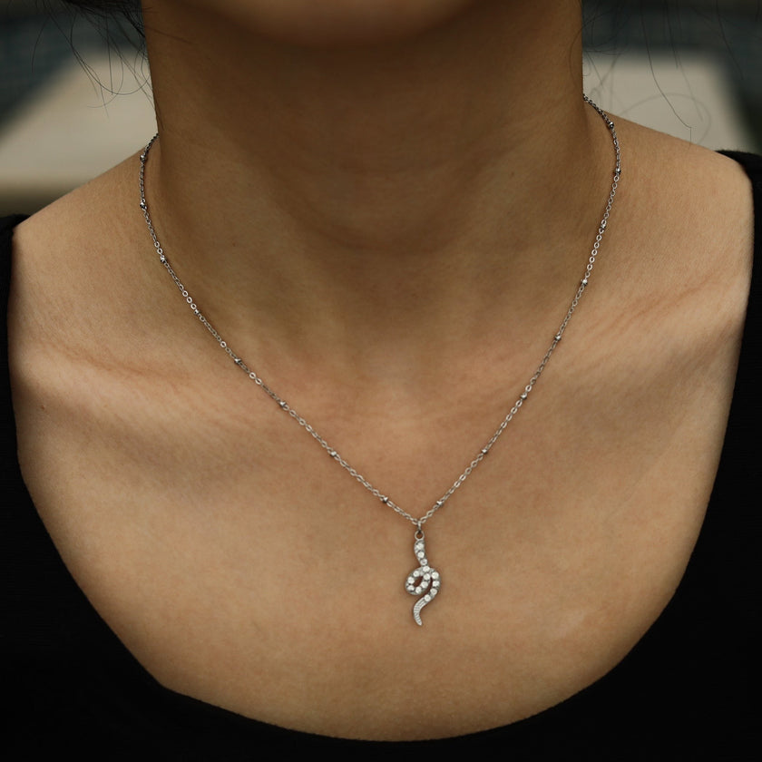 Collier RIHANNA à chaîne perlée avec pendentif serpent en zircone pavée, en argent.