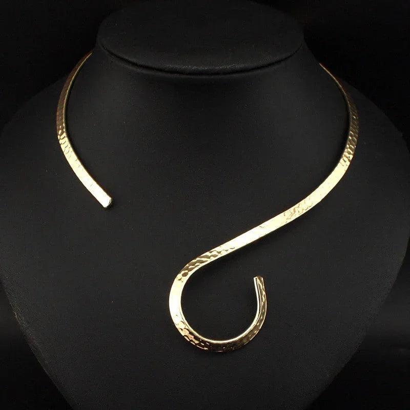 Retro Metal Exaggerated Clavicle Collar Necklace Women