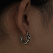 Boucles d'oreilles mini-cercles en argent SADE, finition martelée.