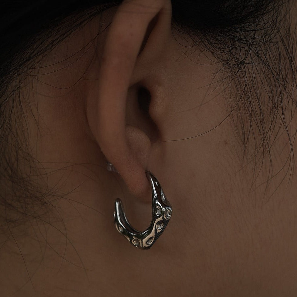 Boucles d'oreilles mini-cercles en argent SADE, finition martelée.