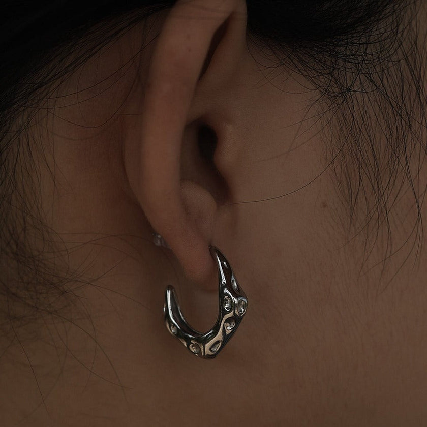 Boucles d'oreilles mini-cercles en argent SADE, finition martelée.