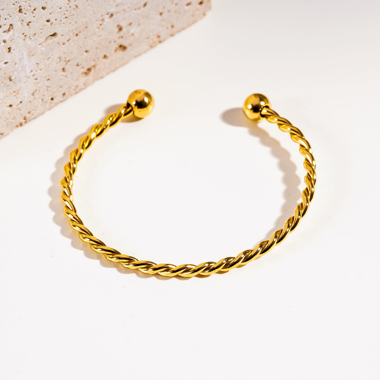 SAFIYA : Élégance tordue - Bracelet en corde réglable avec perles rondes.
