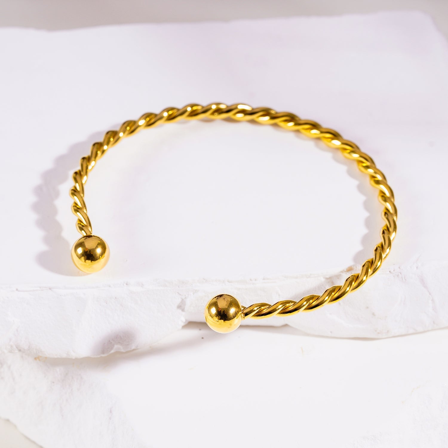 SAFIYA : Élégance tordue - Bracelet en corde réglable avec perles rondes.