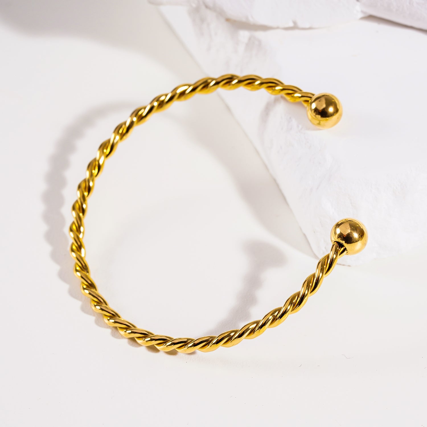 SAFIYA : Élégance tordue - Bracelet en corde réglable avec perles rondes.