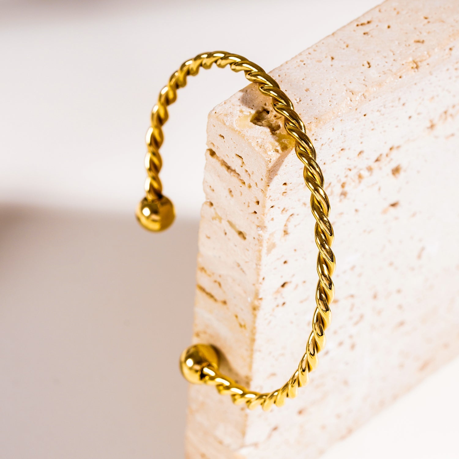 SAFIYA : Élégance tordue - Bracelet en corde réglable avec perles rondes.