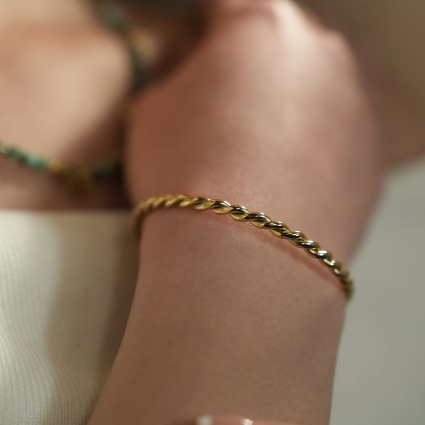 SAFIYA : Élégance tordue - Bracelet en corde réglable avec perles rondes.