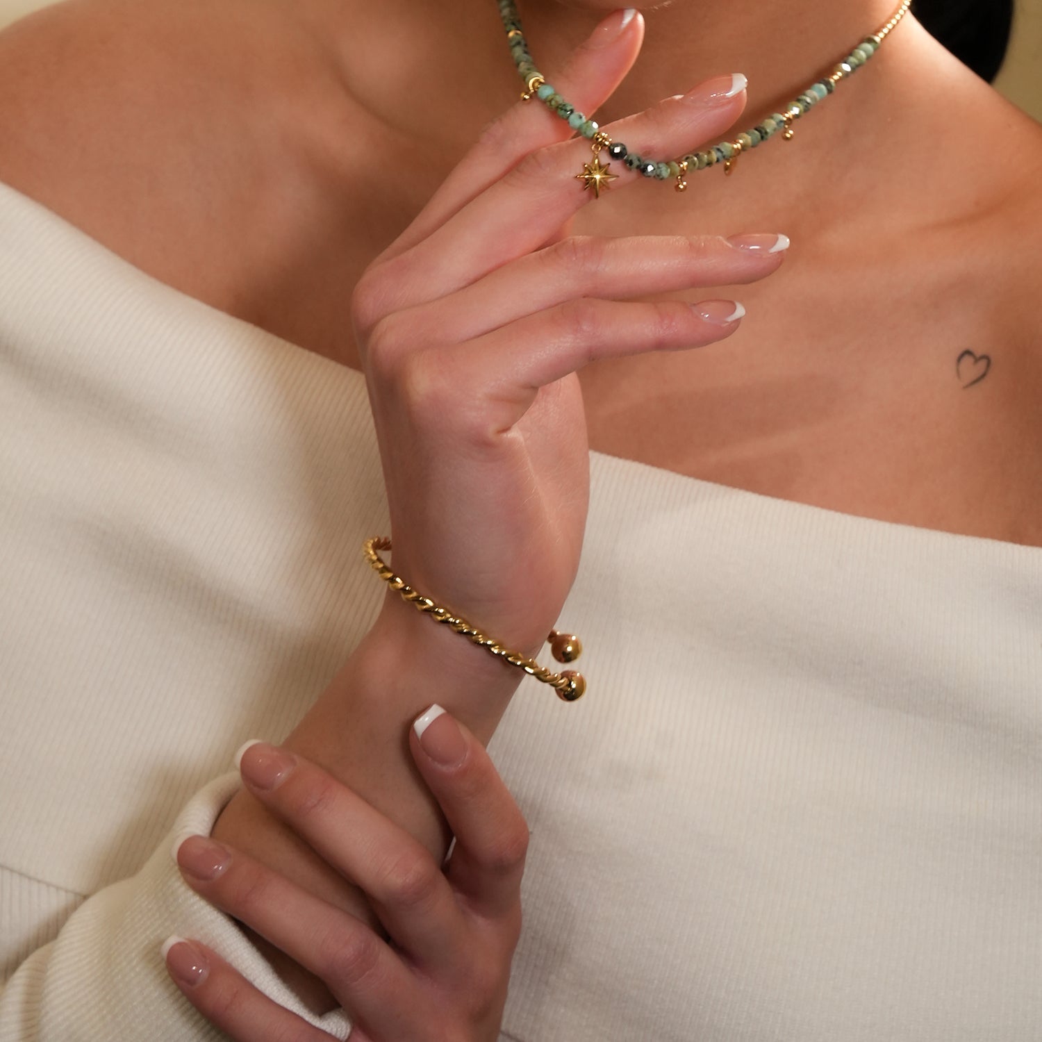 SAFIYA : Élégance tordue - Bracelet en corde réglable avec perles rondes.