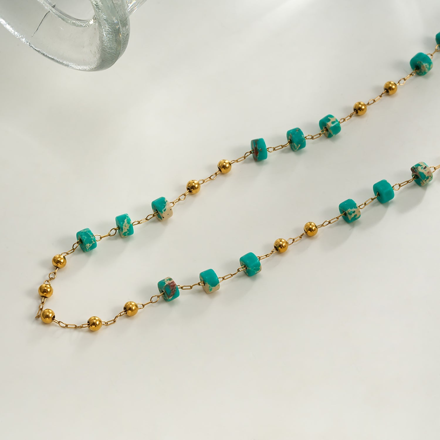 SANTA CRUZ Blue : Collier chaîne avec perles dorées et pierres naturelles.