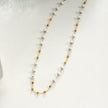 SANTA CRUZ White : Collier chaîne avec perles dorées et pierres blanches.