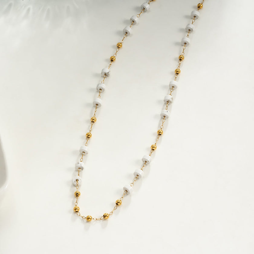 SANTA CRUZ White : Collier chaîne avec perles dorées et pierres blanches.