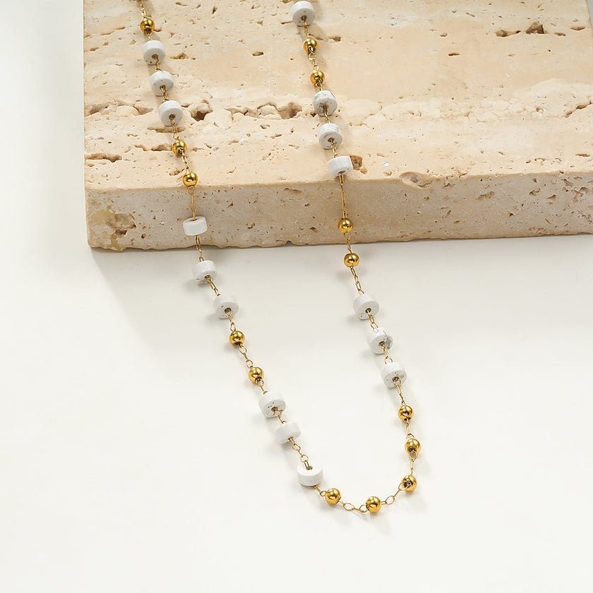 SANTA CRUZ White : Collier chaîne avec perles dorées et pierres blanches.