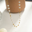 SANTA CRUZ White : Collier chaîne avec perles dorées et pierres blanches.