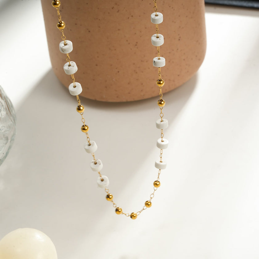 SANTA CRUZ White : Collier chaîne avec perles dorées et pierres blanches.