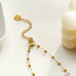 SANTA CRUZ White : Collier chaîne avec perles dorées et pierres blanches.