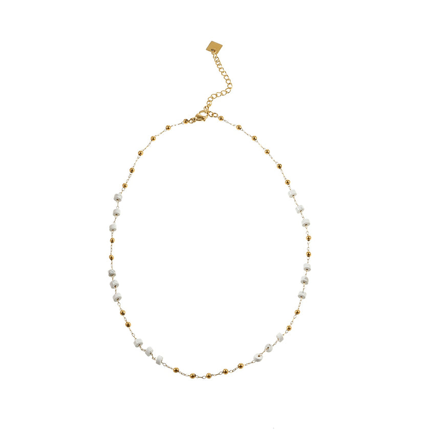 SANTA CRUZ White : Collier chaîne avec perles dorées et pierres blanches.