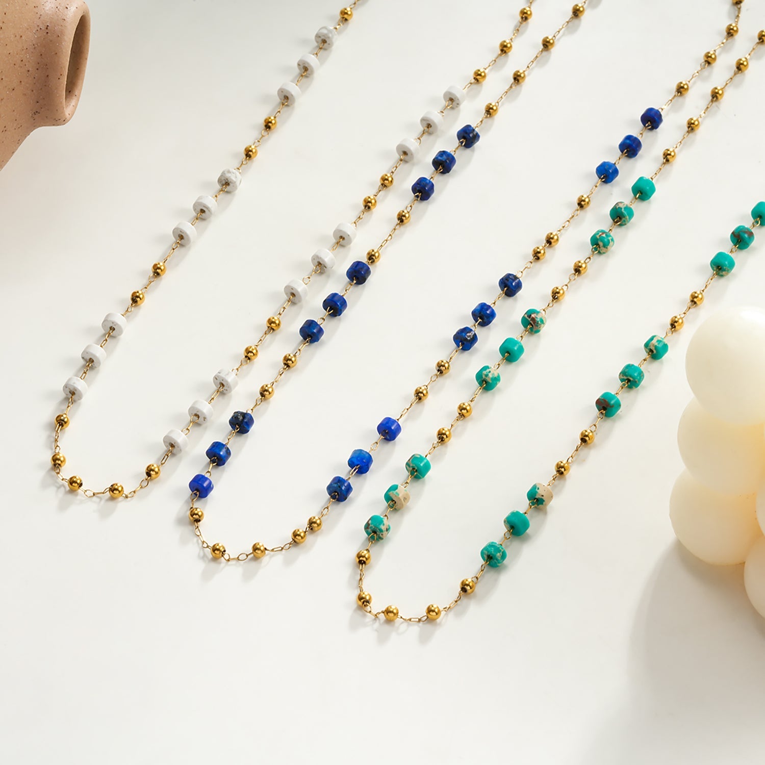 SANTA CRUZ Blue : Collier chaîne avec perles dorées et pierres naturelles.