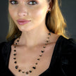 Collier SARA en perles carrées dorées miniatures et pierres naturelles noires.
